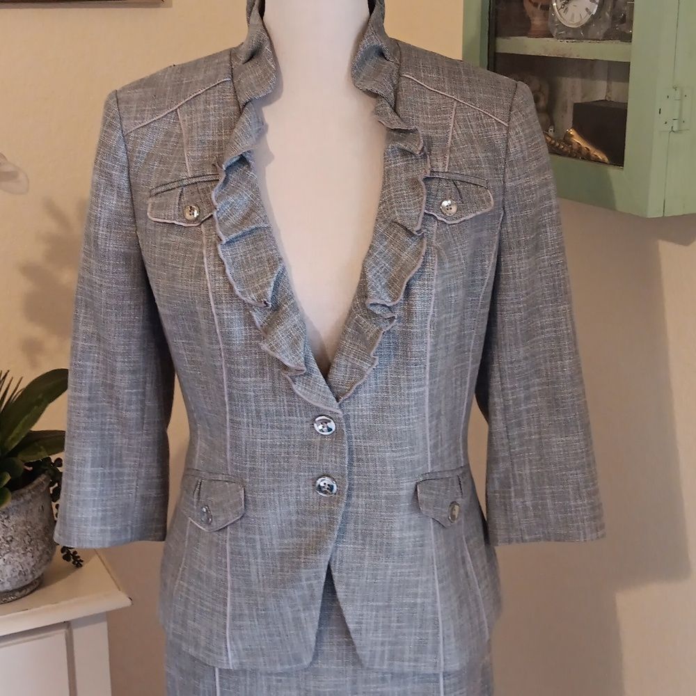 White House Black Market Two-Piece Suit. Career. Professional - Picture 2 of 12